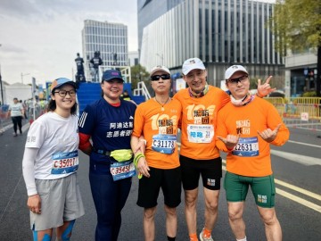 开云电子-现场｜为什么越来越多人跑步，在十周年的上海半马找到答案|张其尤|上海半程马拉松|马拉松|视障|赛事_新浪体育_新浪新闻